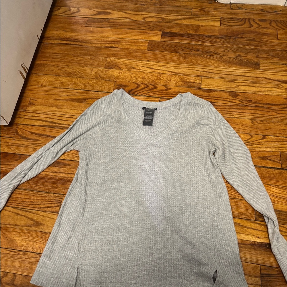 Chelsea & Theodore Light Gray Ribbed V-Neck Long Sleeve Top
